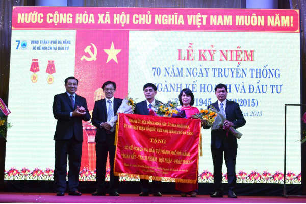 Chủ tịch UBND TP. Đà Nẵng Huỳnh Đức Thơ trao tặng bức trướng cho lãnh đạo Sở Kế hoạch và Đầu tư Đà Nẵng