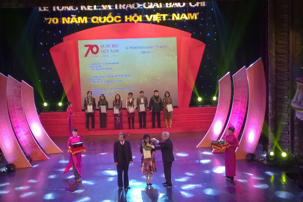 Nhà báo Nguyên Đức (Báo Đầu tư) nhận giải Báo chí 70 năm Quốc hội Việt Nam