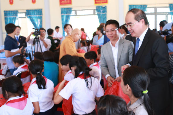 Ông Trần Văn Mạnh tham gia đoàn công tác của Ban Thường trực Ủy ban Trung ương Mặt trận Tổ quốc Việt Nam dịp Noel 2015 và hỗ trợ 420 triệu đồng cho đồng bào công giáo ở Tây Nguyên