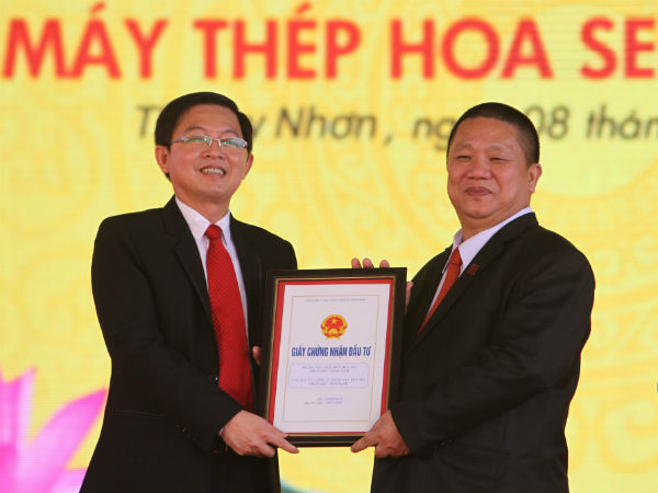 Lãnh đạo tỉnh Bình Định trao Giấy đăng ký đầu tư cho Tập đoàn Hoa Sen