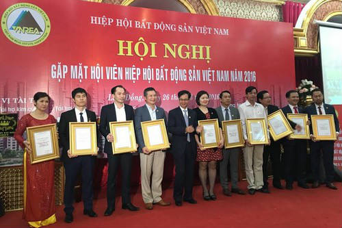 Ông Nguyễn Mạnh Hà - Chủ tịch Hội Môi giới BĐS Việt Nam (Nguyên Cục trưởng Cục Quản lý Nhà và Thị trường BĐS, Bộ Xây dựng) trao bằng khen cho STDA và các doanh nghiệp