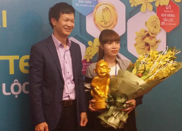 Chị Lan nhận Giải đặc biệt 20 cây vàng từ ông Dũng ( trái), Tổng Giám đốc Viettel Telecom.