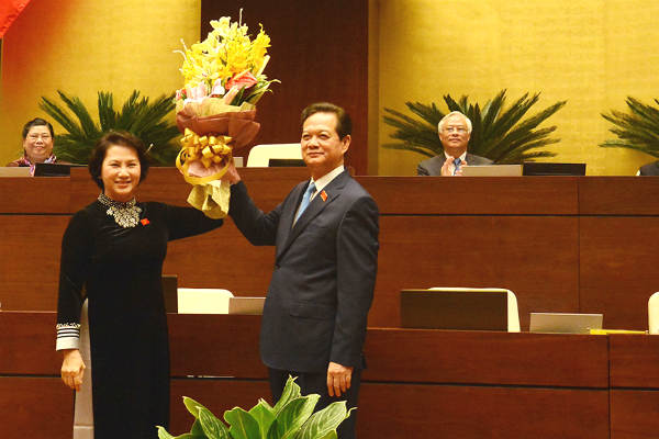 Chủ tịch Quốc hội Nguyễn Thị Kim Ngân thay mặt Quốc hội tặng hoa Thủ tướng Nguyễn Tấn Dũng