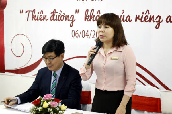 Ông Bae Kang Woo, Giám đốc Quản lý và bà Lê Lan Phương Phó Giám Đốc Quản lý Trung tâm thương mại Tràng Tiền công bố chương trình hướng tới 3 năm thành lập Trung tâm