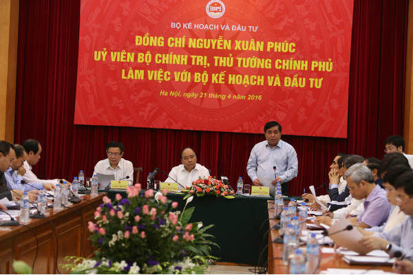 Bộ trưởng Bộ Kế hoạch và Đầu tư Nguyễn Chí Dũng báo cáo Thủ tướng Nguyễn Xuân Phúc tại buổi làm việc (ảnh: Đức Thanh)