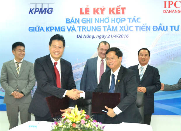 Ông Lê Cảnh Dương (bên phải) - Giám đốc IPC Đà Nẵng trao thoả thuận hợp tác với ông Hoàng Thuỳ Dương (trái) - Phó TGĐ KPMG Việt Nam tại lễ ký kết