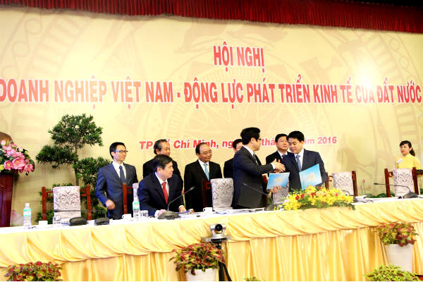 Chủ tịch UBND TP.Hà Nội Nguyễn Đức Chung ký bản ghi nhớ tạo môi trường kinh doanh thuận lợi cho doanh nghiệp với Chủ tịch VCCI Vũ Tiến Lộc