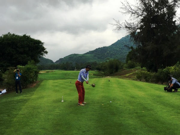 Golf thủ thi đấu tại giải vô địch trung - cao niên quốc gia tại sân gôn Laguna Lăng Cô