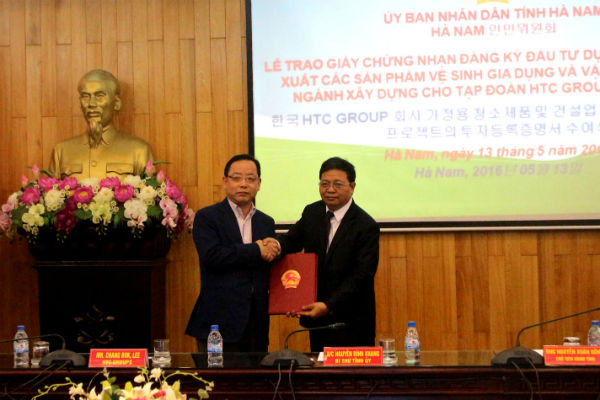 Chủ tịch UBND tỉnh Hà Nam Nguyễn Xuân Đông trao Giấy Chứng nhận đầu tư cho Chủ tịch Tập đoàn HTC Goup Hà Quốc Lee Chang Bok