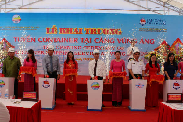 Lãnh đạo tỉnh Hà Tĩnh và Bộ Giao thông công chính Lào bấm nút thông cảng tuyến hàng