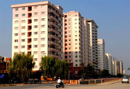 Giá bất động sản ở Hà Nội không quá cao so với thời sốt nóng nhưng vẫn khó khăn để người trẻ sở hữu nhà. (Ảnh minh họa)