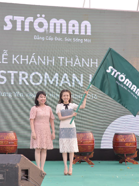 Chủ tịch HĐQT Tập đoàn Tân Á Đại Thành, bà Nguyễn Thị Mai Phương trao lá cờ Stroman cho Tân Tổng giám đốc Công ty CP Nhựa Stroman Việt Nam, bà Nguyễn Phương Anh