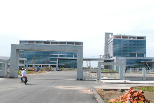 Bệnh viện Đa khoa tỉnh Sóc Trăng vẫn đang trong quá trình xây dựng dù đã khởi công từ năm 2009