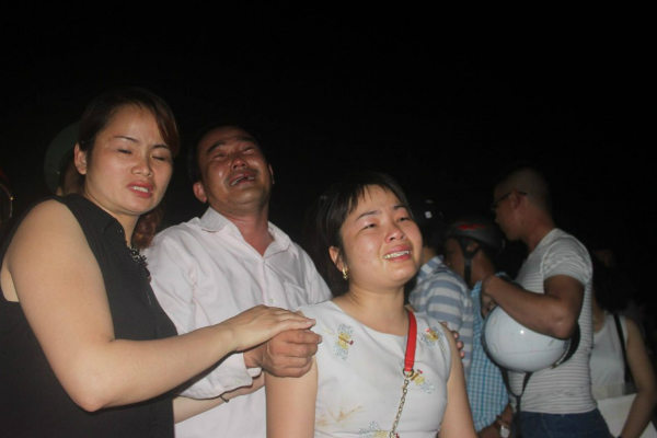 Chị Nguyễn Thị Hiền hoảng loạn trước việc thân nhân bị mất tích khi đi trên tàu