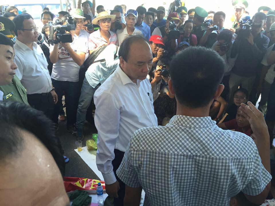 Thủ tướng Nguyễn Xuân Phúc động viên thăm hỏi gia đình có nạn nhân mất tích