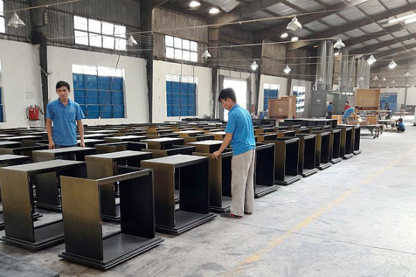 Bình Phú đang khẩn trương sản xuất lô hàng đồ gỗ xuất khẩu đi Thái Lan cho Central Group