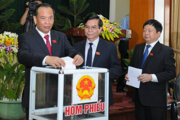 Các đại biểu HĐND tỉnh Hải Dương bỏ phiếu bầu các chức danh tại kỳ họp thứ nhất HĐND khóa XVI