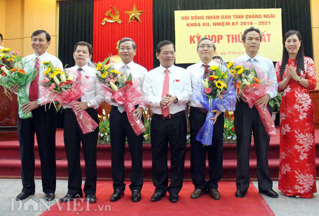 Ông Lê Viết Chữ, Bí thư Tỉnh ủy Quảng Ngãi tặng hoa chúc mừng Chủ tịch HĐND tỉnh và  các Phó Chủ tịch UBND tỉnh mới được bầu