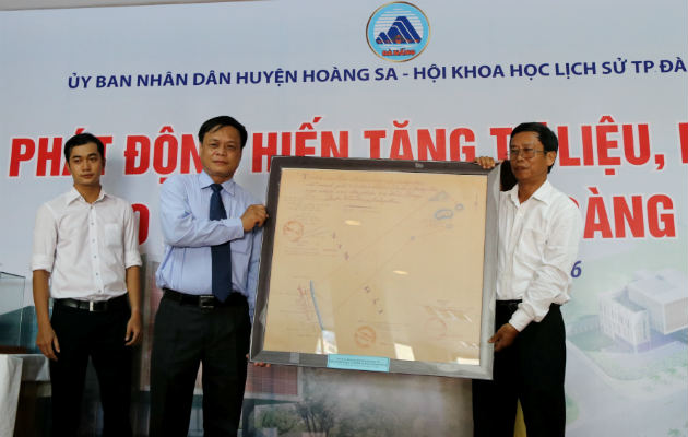 Đại diện Ban Tuyên giáo Thành ủy Đà Nẵng trao tặng bản đồ xã Hoà Long (quận Hoà Vang, tỉnh Quảng Nam Đà Nẵng) thể hiện Hoàng Sa là của xã Hòa Long