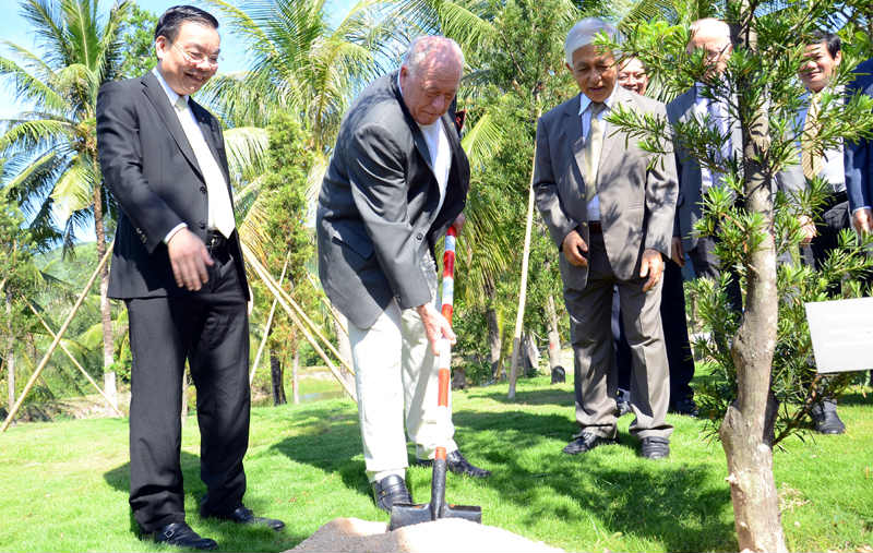 Các nhà khoa học trong nước và quốc tế tại Gặp gỡ Việt Nam lần thứ 12 tham gia trồng cây lưu niệm trong khuôn viên ICISE 