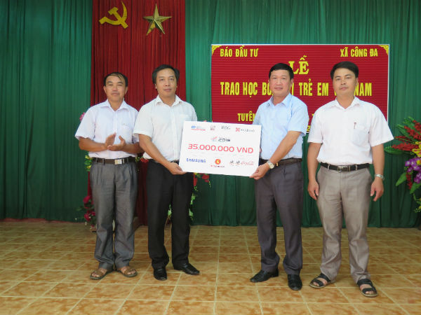 Ông Lê Trọng Minh trao biển giá trị học bổng cho lãnh đạo xã Công Đa, huyện Sơn Dương, Tuyên Quang