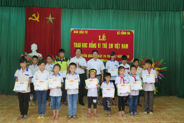 Từng suất học bổng được trao tận tay các em học sinh vượt khó học giỏi tại xã Công Đa, huyện Yên Sơn, Tuyên Quang
