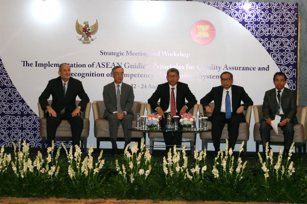 Lao động ASEAN, AEC