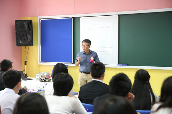 Giáo sư Ngô Bảo Châu dạy tiết đầu tiên tại TH School