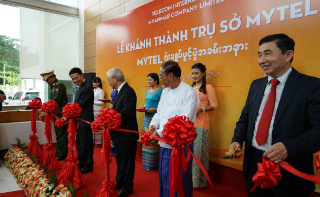 Tổng Bí thư Nguyễn Phú Trọng, Phó Tổng thống Myanmar U Myint Swe đã tới thăm và cắt băng khai trương trụ sở MyTel (công ty liên doanh giữa Việt Nam và Myanamar), tại thành phố Yangon