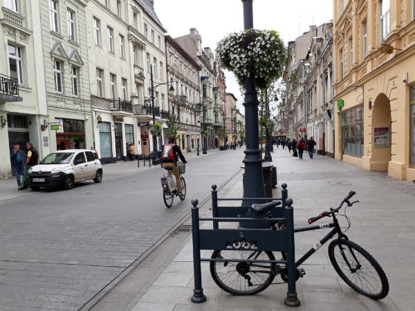 Đường phố Ba Lan hiện đại, khang trang nhưng vẫn toát lên sự thanh bình, cuốn hút (Ảnh: Huy Hào)