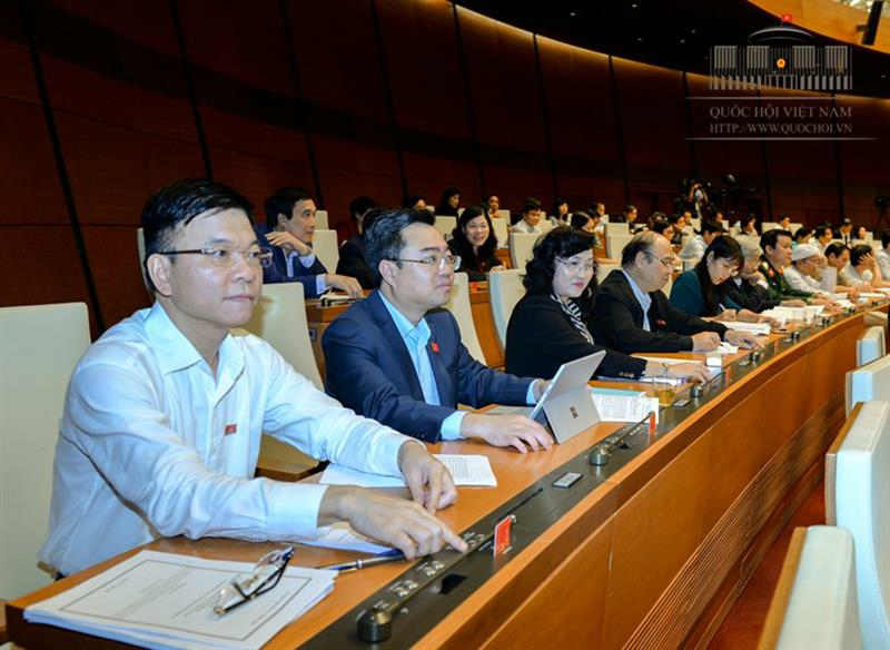 Các đại biểu Quốc hội nhấn nút thông qua Nghị quyết (ảnh: Quochoi.vn)