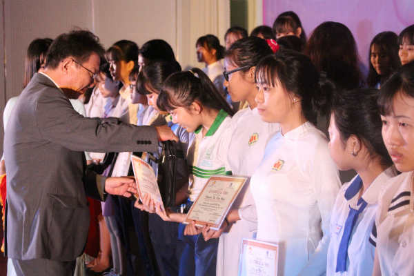 Ông Yamamoto Toshiro - Tổng Giám đốc công ty Quadrille Việt Nam trao quà tặng cho các em học sinh