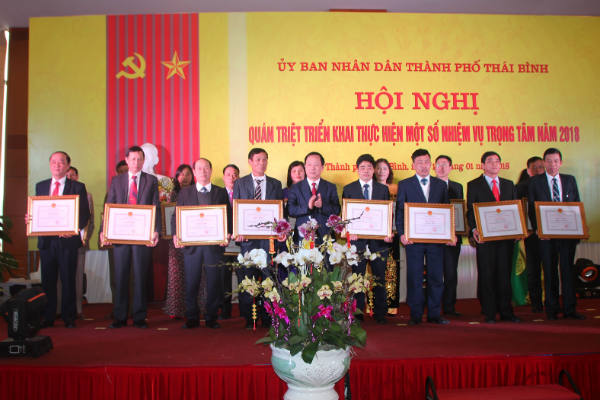 Chủ tịch UBND thành phố Thái Bình Nguyễn Ngọc Ý tặng Giấy khen và thưởng các doanh nghiệp đã có thành tích xuất sắc góp phần vào sự nghiệp phát triển KT - XH của thành phố năm 2017