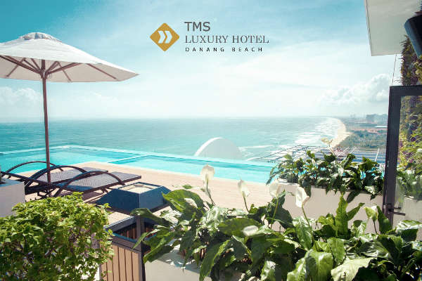 Không gian xanh trong lành trải dài bất tận tại bể bơi vô cực của TMS Luxury Hotel Danang Beach