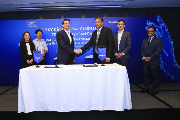 Đại diện Suntory PepsiCo Việt Nam và Deloitte bắt tay hợp tác khởi động Dự án Quản trị tổng thể nguồn lực doanh nghiệp SAP S/4HANA thế hệ mới hàng đầu thế giới