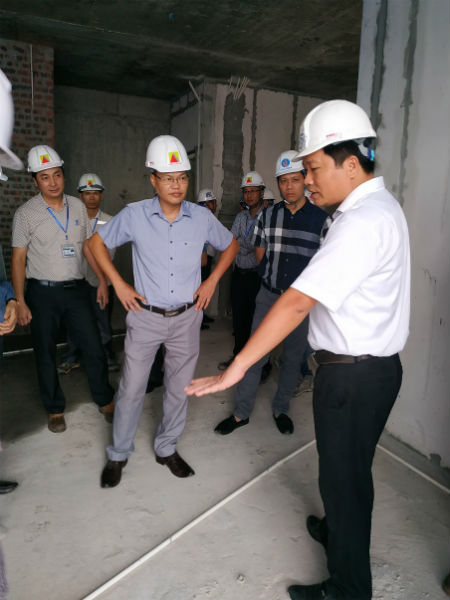 Ông Trần Ngọc Long (bìa phải), Tổng giám đốc Vinaconex 2 trực tiếp xuống công trường Bắc Giang kiểm tra tiến độ Dự án Apec Aqua Park