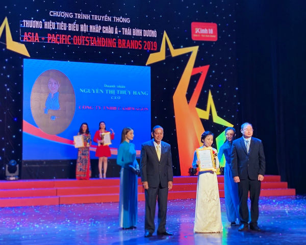 CEO Nguyễn Thị Thúy Hằng – doanh nhân tiêu biểu Châu Á – Thái Bình Dương đại diện Công ty TNHH Cashwagon nhận giải thưởng tại buổi lễ.