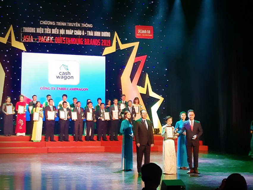CEO Nguyễn Thị Thúy Hằng – doanh nhân tiêu biểu Châu Á – Thái Bình Dương đại diện Công ty TNHH Cashwagon nhận giải thưởng tại buổi lễ
