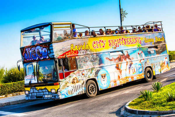 Xe buýt đưa du khách từ sân bay Tân Sơn Nhất dọc đường biển tới Dự án Apec Mandala Wyndham Mũi Né (ảnh minh họa)
