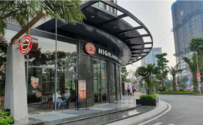 Mặt tiền trung tâm thương mại HPC Landmark 105 nhộn nhịp với Highland Coffee và nhiều cửa hàng, tiện ích đa dạng.