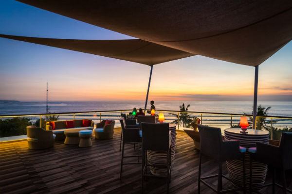 Du khách có thể tận hưởng không gian tuyệt vời tại những quán café với view biển thơ mộng