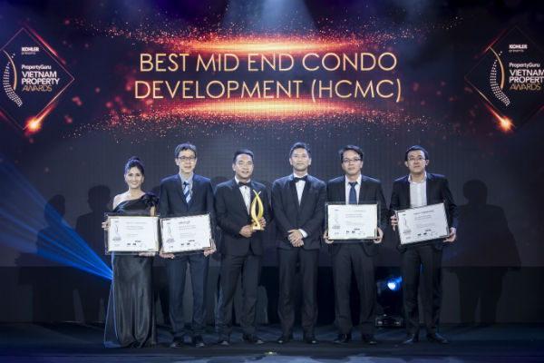 Đại diện Gotec Land nhận giải thưởng Best Mid End Condo Development cho Dự án Saigon Asiana