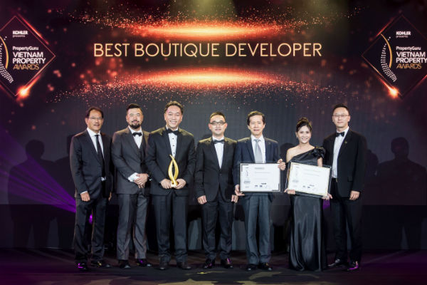 Đại diện chủ đầu tư Gotec Land – Bà Mai Thị Mỹ Hạnh – Trưởng phòng Quản lý thiết kế nhận giải Best Boutique Developer 2018 – Những nhà phát triển Dự án phân khúc hạng trung tốt nhất