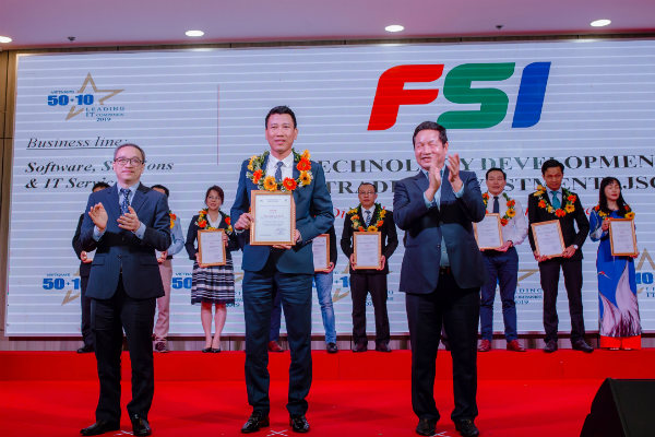 Ông Nguyễn Duy Lai – Phó TGĐ FSI lên nhận giải thưởng Top 50 doanh nghiệp CNTT hàng đầu Việt Nam 2019 do ông Phan Tâm - thứ trưởng bộ TT&TT và ông Trương Gia Bình - Chủ tịch Hiệp hội Vinasa trao tặng