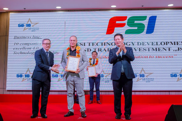 Ông Vũ Duy Linh – Phó TGĐ FSI lên nhận giải thưởng Top 10 doanh nghiệp có năng lực công nghệ 4.0 tiêu biểu do ông Phan Tâm - thứ trưởng bộ TT&TT và ông Trương Gia Bình - Chủ tịch Hiệp hội Vinasa trao tặng
