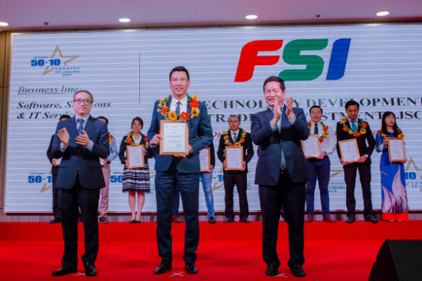 Ông Nguyễn Duy Lai – Phó TGĐ FSI  lên nhận giải thưởng Top 50 doanh nghiệp CNTT hàng đầu Việt Nam 2019 do ông Phan Tâm - thứ trưởng bộ TT&TT và ông Trương Gia Bình - Chủ tịch Hiệp hội Vinasa trao tặng