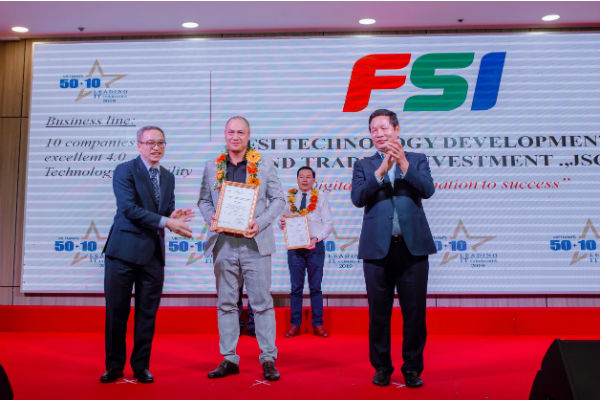 Ông Vũ Duy Linh – Phó TGĐ FSI  lên nhận giải thưởng Top 10 doanh nghiệp có năng lực công nghệ 4.0 tiêu biểu do ông Phan Tâm - thứ trưởng bộ TT&TT và ông Trương Gia Bình - Chủ tịch Hiệp hội Vinasa trao tặng