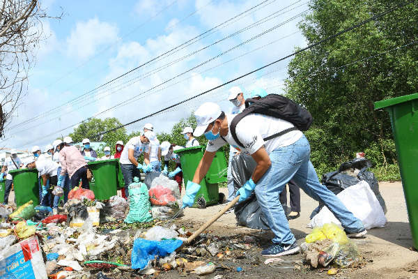 Hỗ trợ dọn dẹp rác tại khu vực chợ địa phương (Long An)