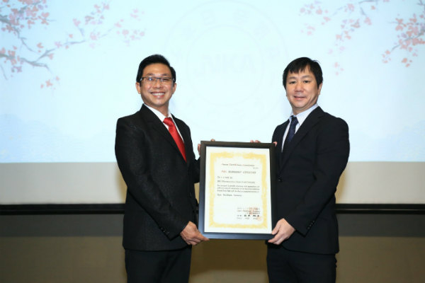 Đại diện Hiệp hội Nattokinase Nhật Bản cấp chứng nhận JNKA cho sản phẩm