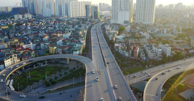 Cầu Vĩnh Tuy hiện là một trong 7 cây cầu bắc qua sông Hồng kết nối trung tâm Hà Nội với cửa ngõ Đông Nam Thủ đô.